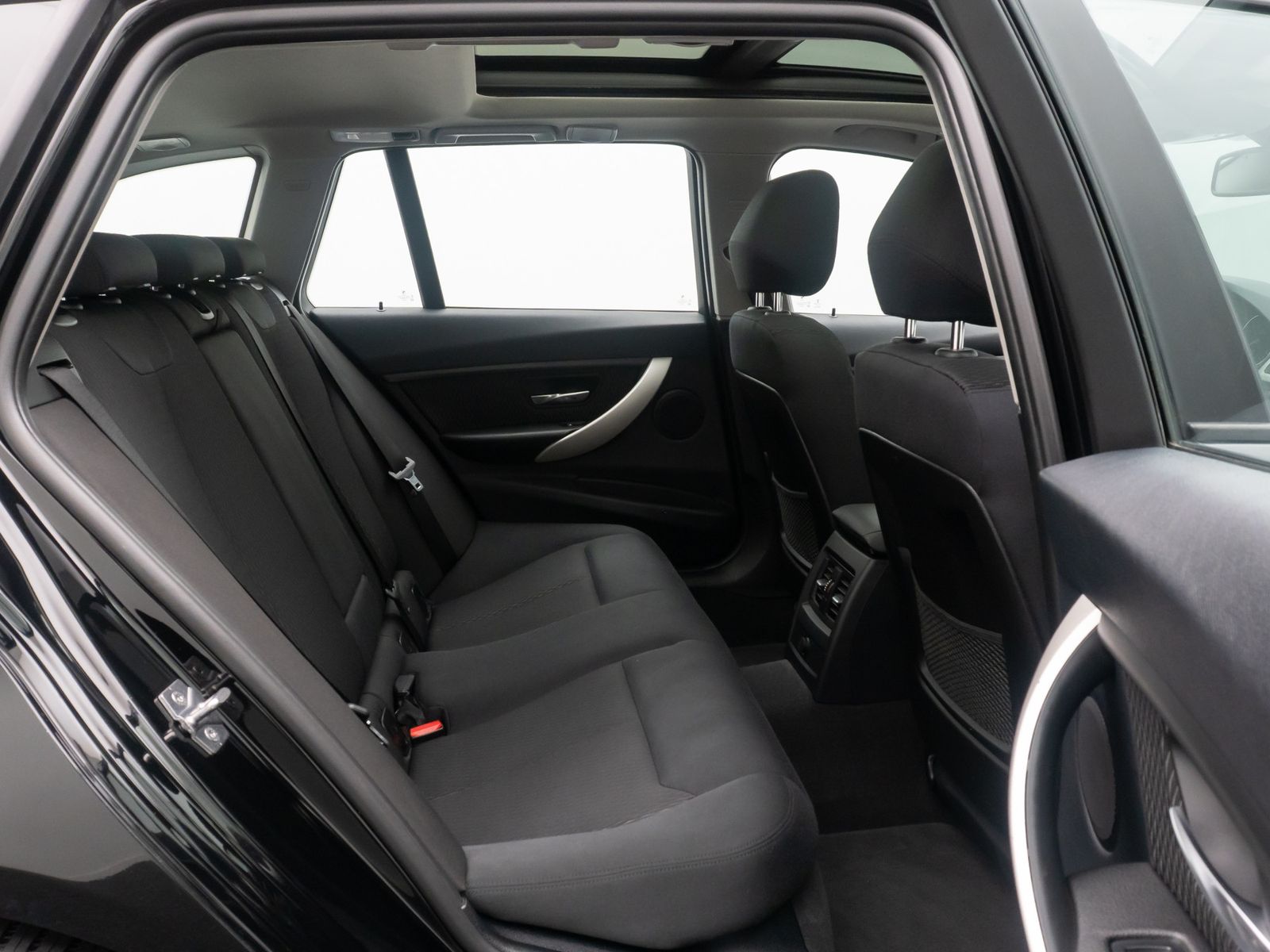 Fahrzeugabbildung BMW 320d PDC Panorama NaviBusiness KlimaAut Regensen
