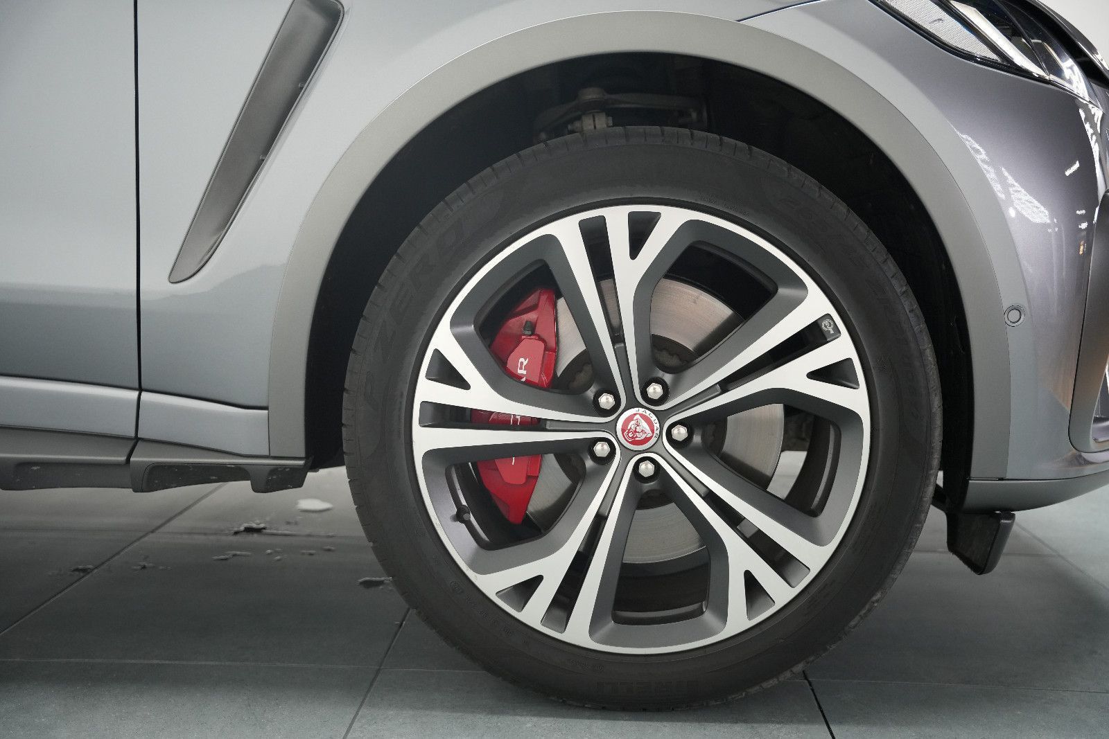 Fahrzeugabbildung Jaguar F-Pace F-PACE SVR /PANO/MERIDIAN/HUD/360°KAM/MEM