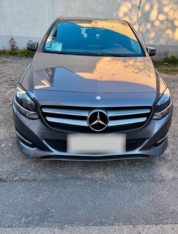 MERCEDES-BENZ B 180