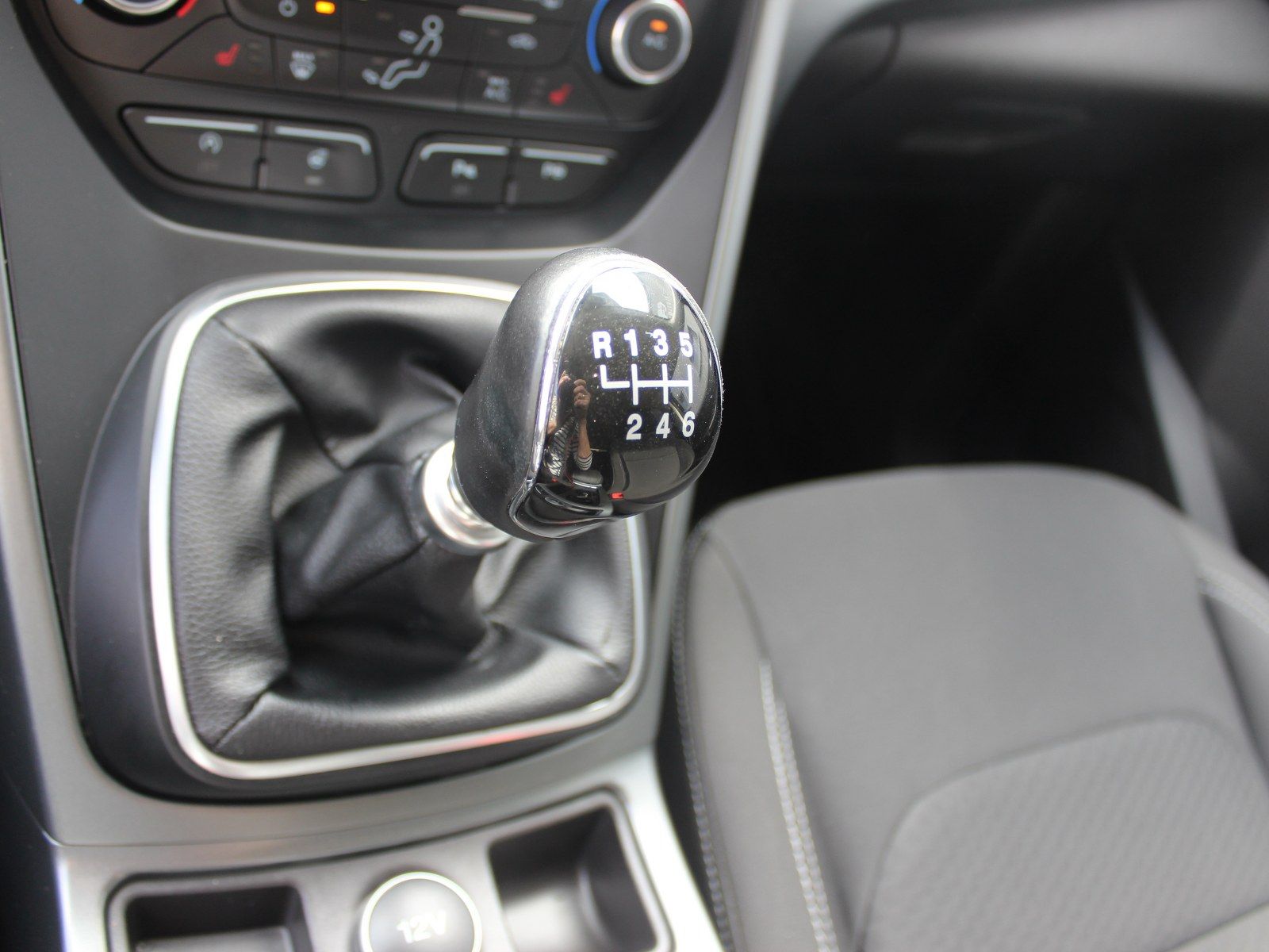 Fahrzeugabbildung Ford Kuga Cool & Connect 2,0 TDCi 4x2 Start/Stopp