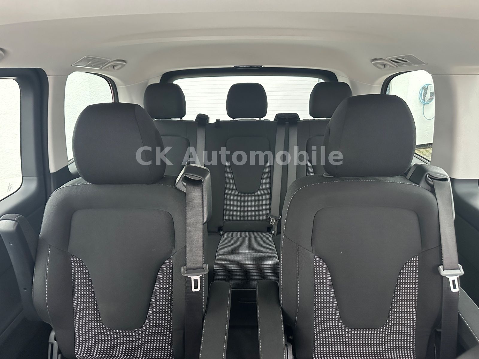 Fahrzeugabbildung Mercedes-Benz V 300d EDITION Kompakt/7 Sitze/Navi/LED/AHK