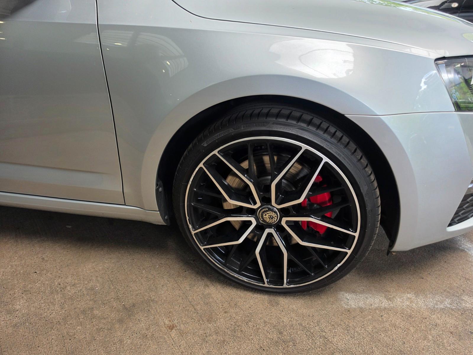 SKODA OCTAVIA COMBI RS DSG  220 ch BVA - GPS - SONORISATION CANTON - SIEGES CHAUFFANTS - CLIMATISATION AUTOMATIQUE - PHARES XENON