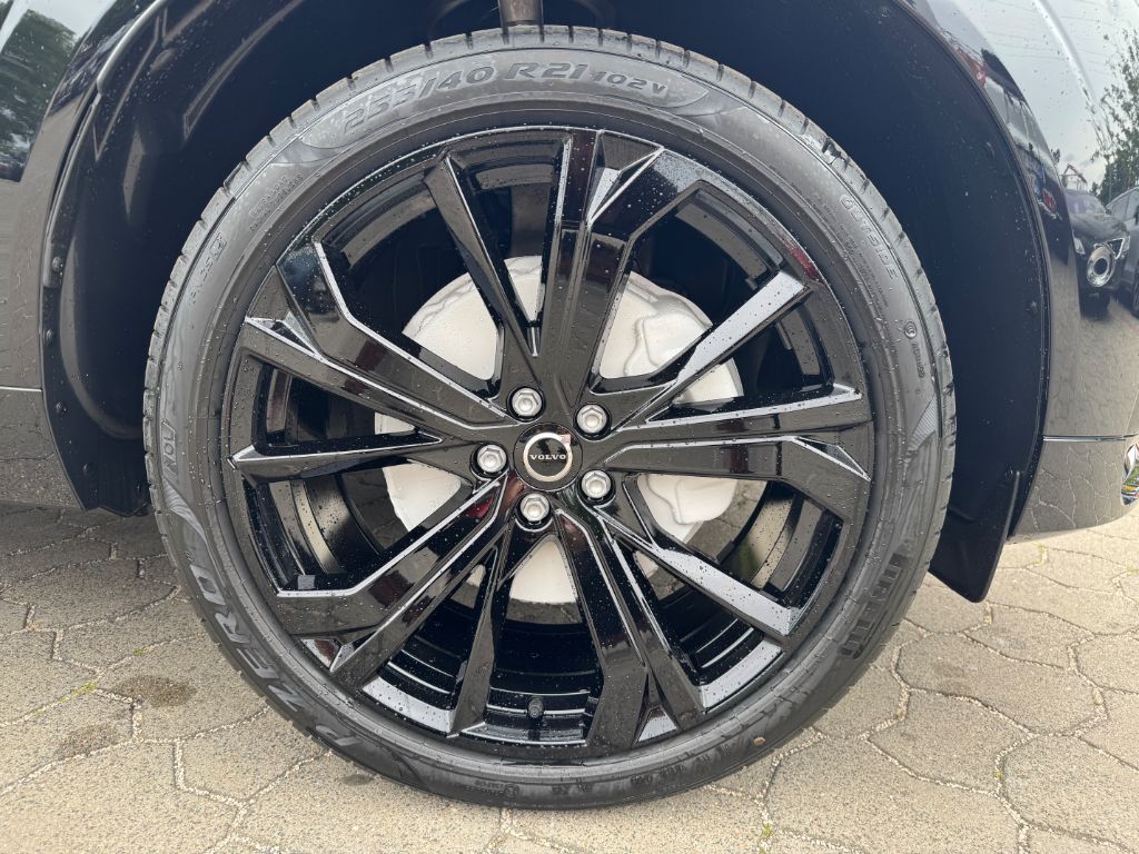 Fahrzeugabbildung Volvo XC60 B5 B AWD Plus Black Edition+Pano+LichtPak