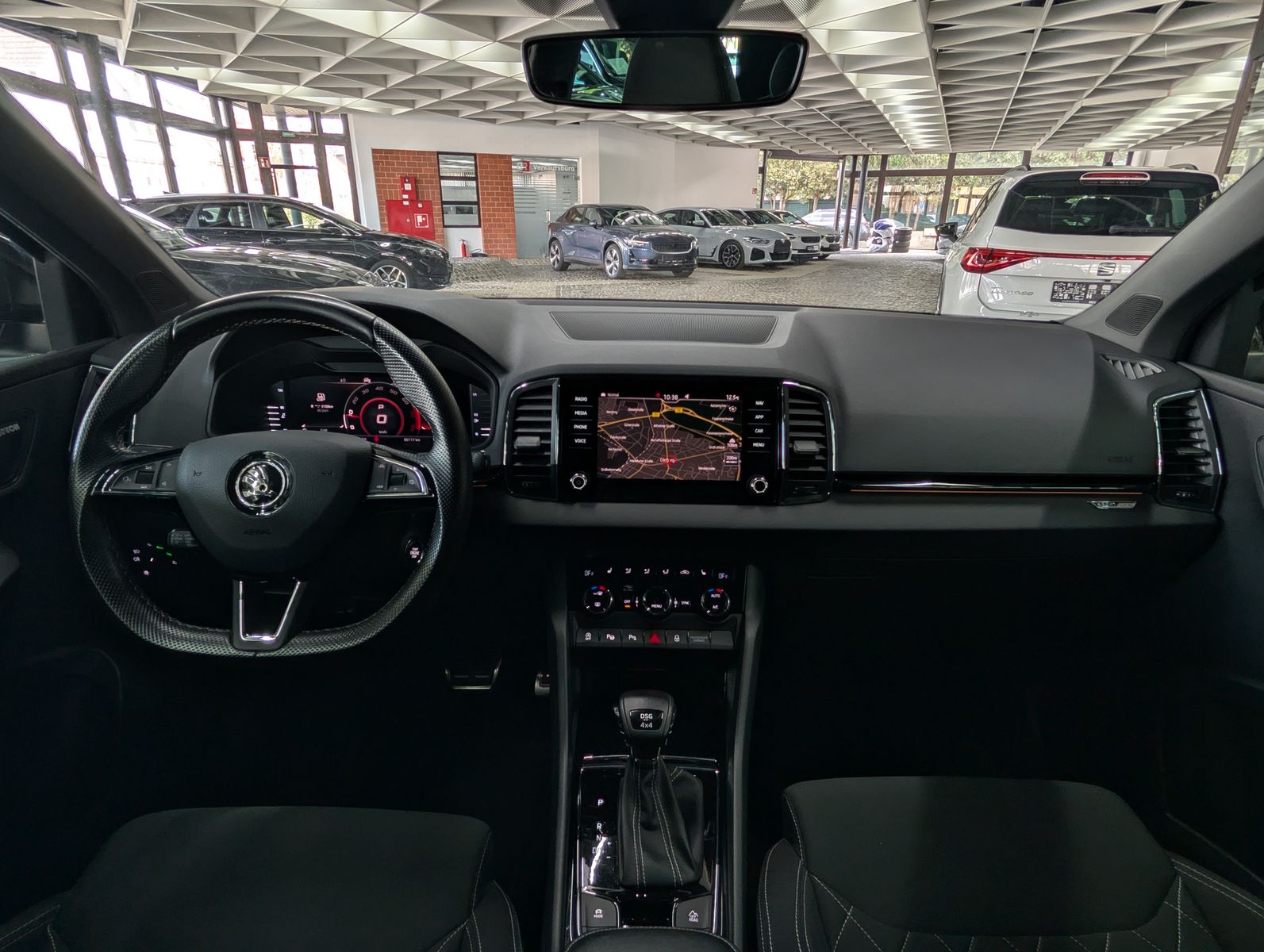 Fahrzeugabbildung SKODA Karoq Sportline 4x4 2.0 TSI ACC APP 4xSHZ AMBI