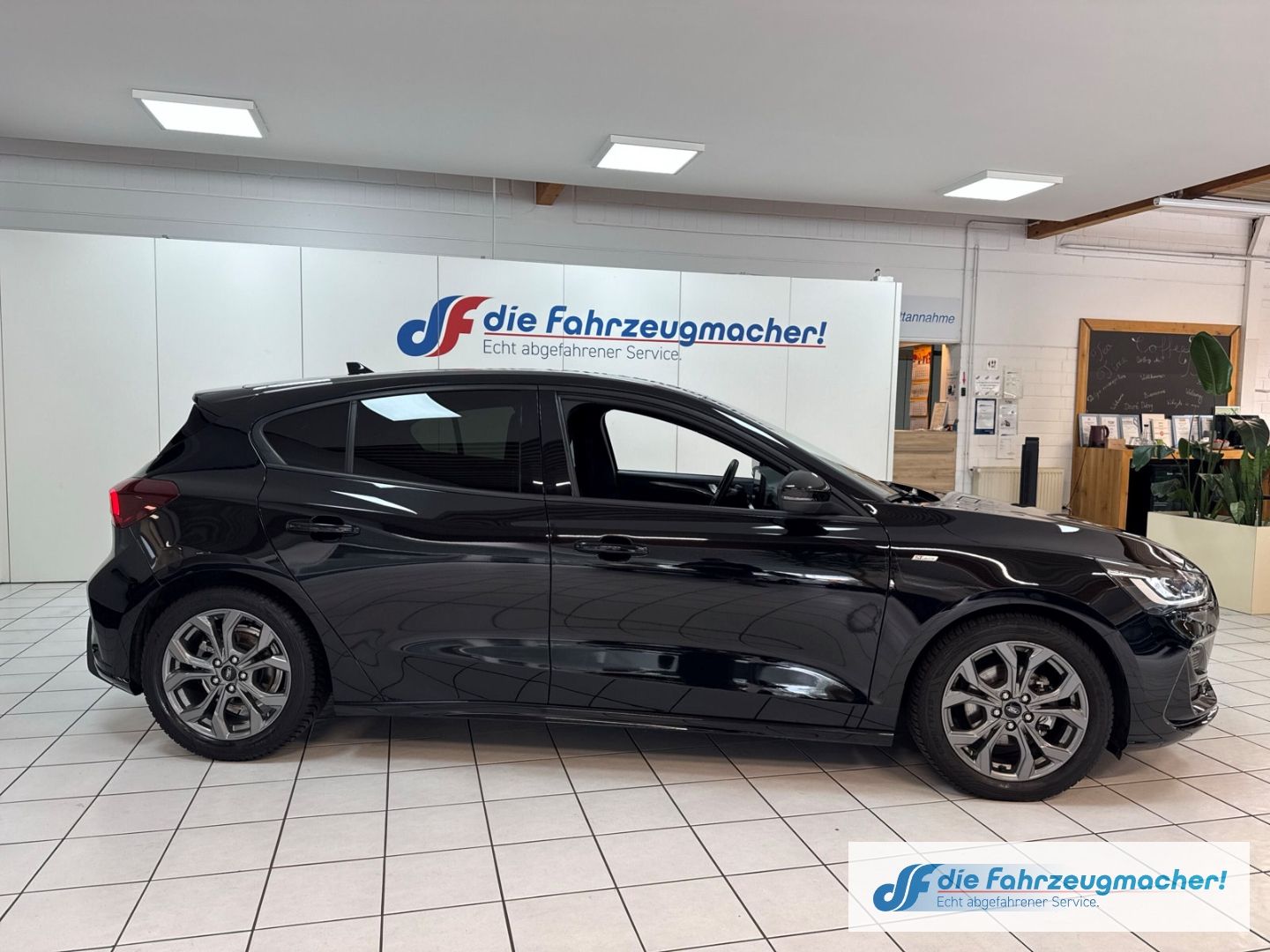 Fahrzeugabbildung Ford Focus ST-Line Navi LED ACC Apple CarPlay Android