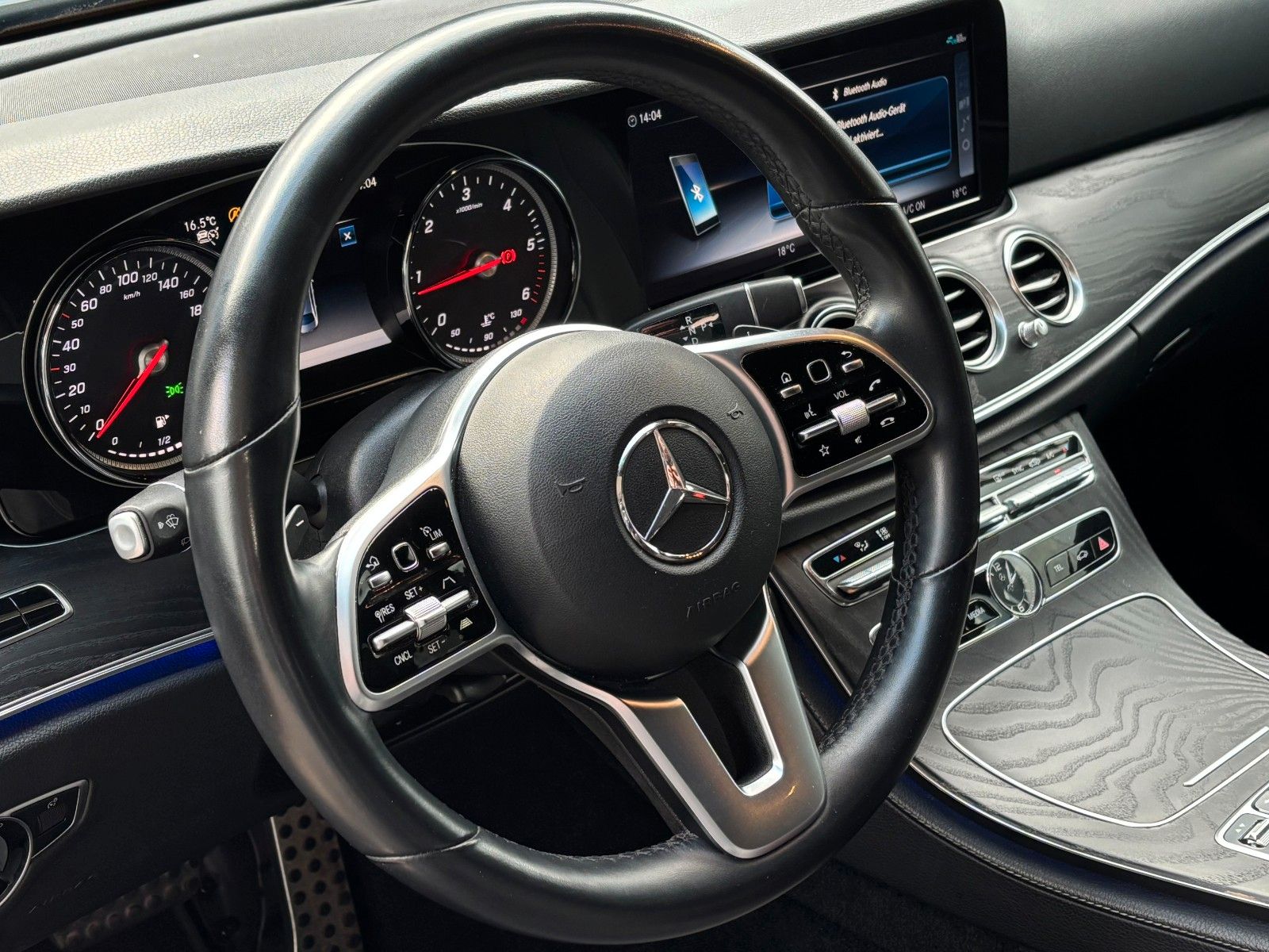 Fahrzeugabbildung Mercedes-Benz E 220d *Ambiente*Kamera*ACC*LED*SHZ