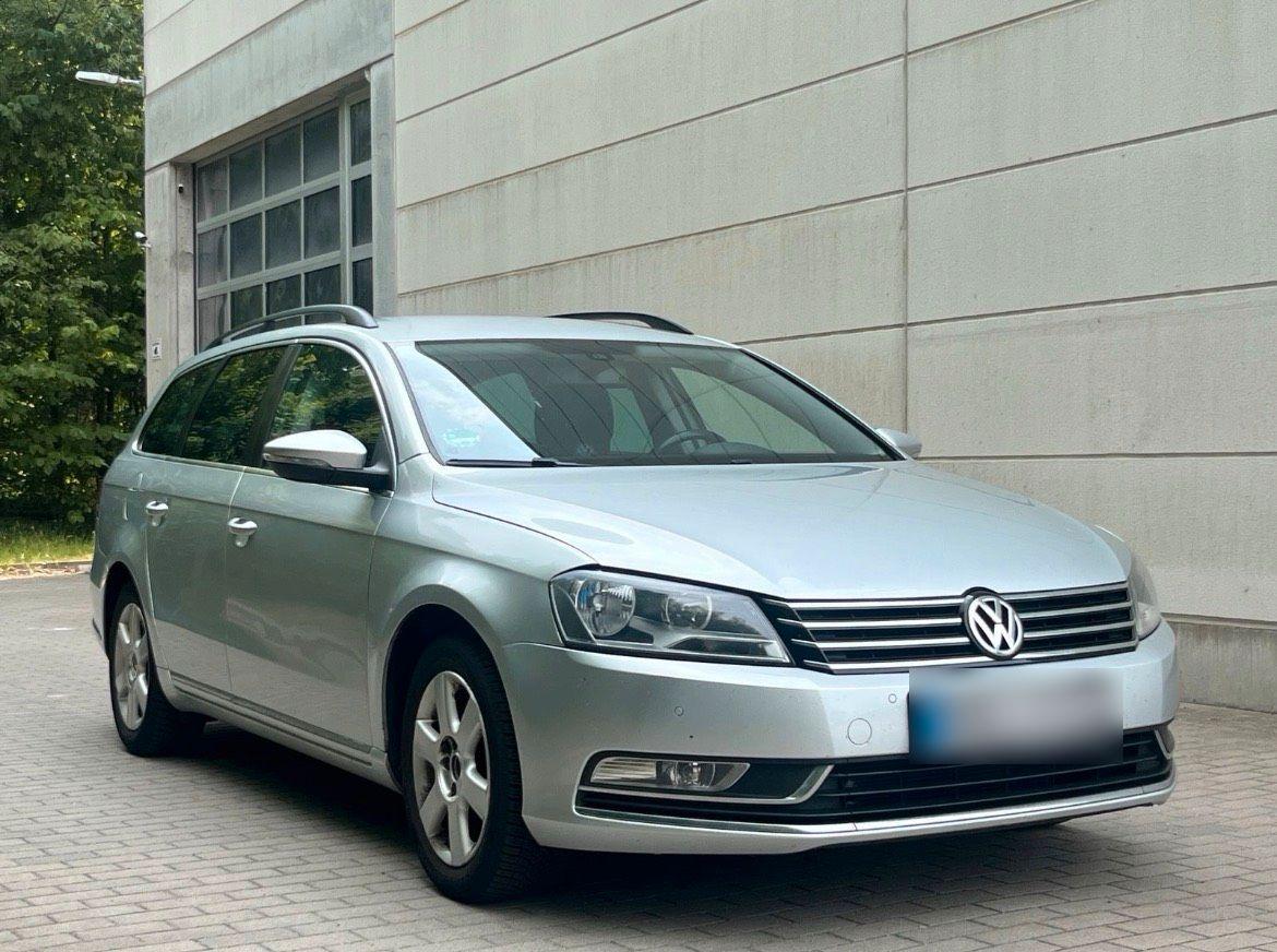 Volkswagen Passat 2012 — interior
