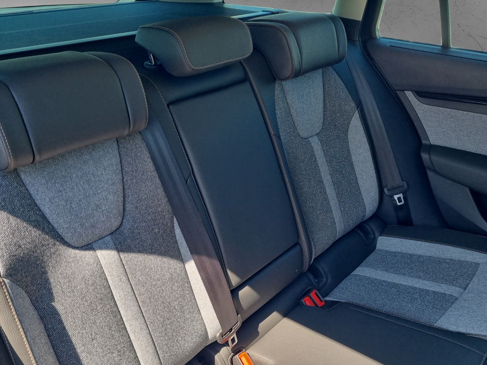 Fahrzeugabbildung SKODA Octavia Combi 2.0 TDI Tour PANO AHK Canton 18"