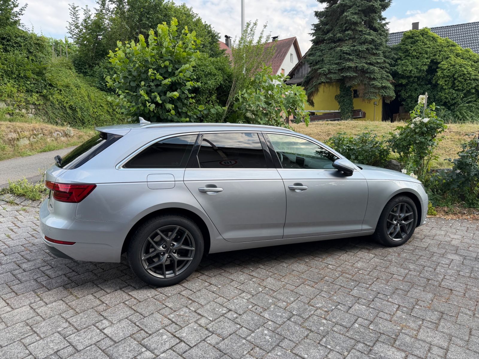 AUDI A4 2.0 TDI 140kW S tronic quattro 