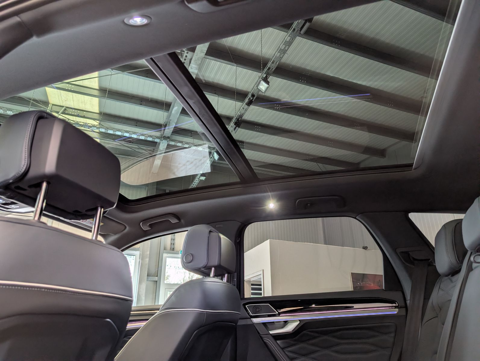 Fahrzeugabbildung Volkswagen Touareg 3.0TDI 4M R-Line VOLL Black 22" UPE 114T