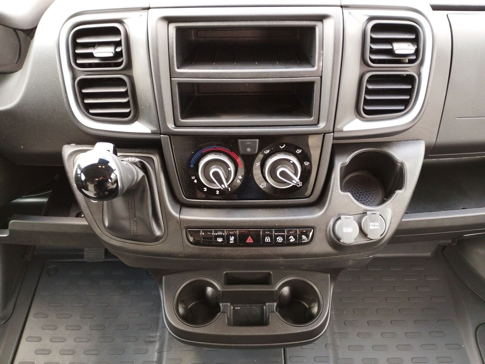 Fahrzeugabbildung Sunlight Adventure Cliff 602 Automatik, Dörr Edition, LTE