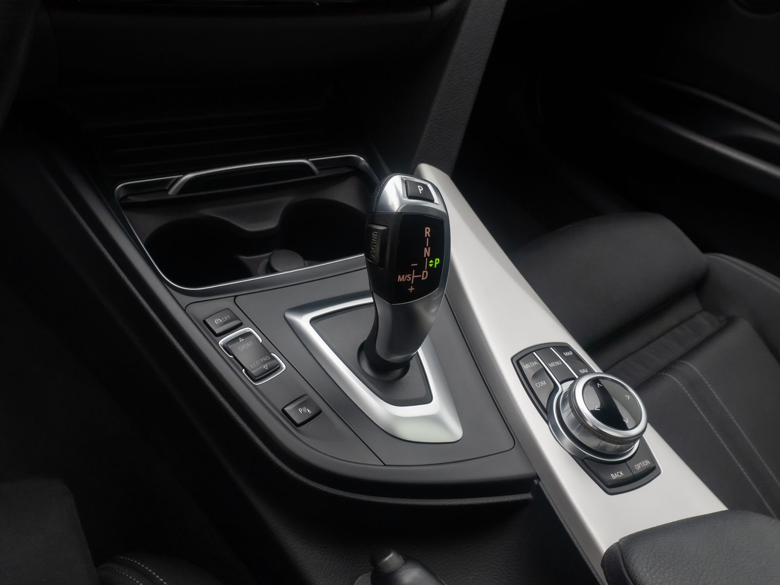 Fahrzeugabbildung BMW 320d GeschwindigReg PDC Panorama LED Sportsitz