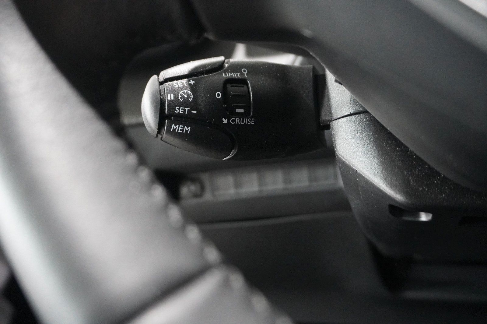 Fahrzeugabbildung Peugeot 2008 1.2 HYBRID ALLURE E-DSC NAVI/LED/SPORT/VIRT