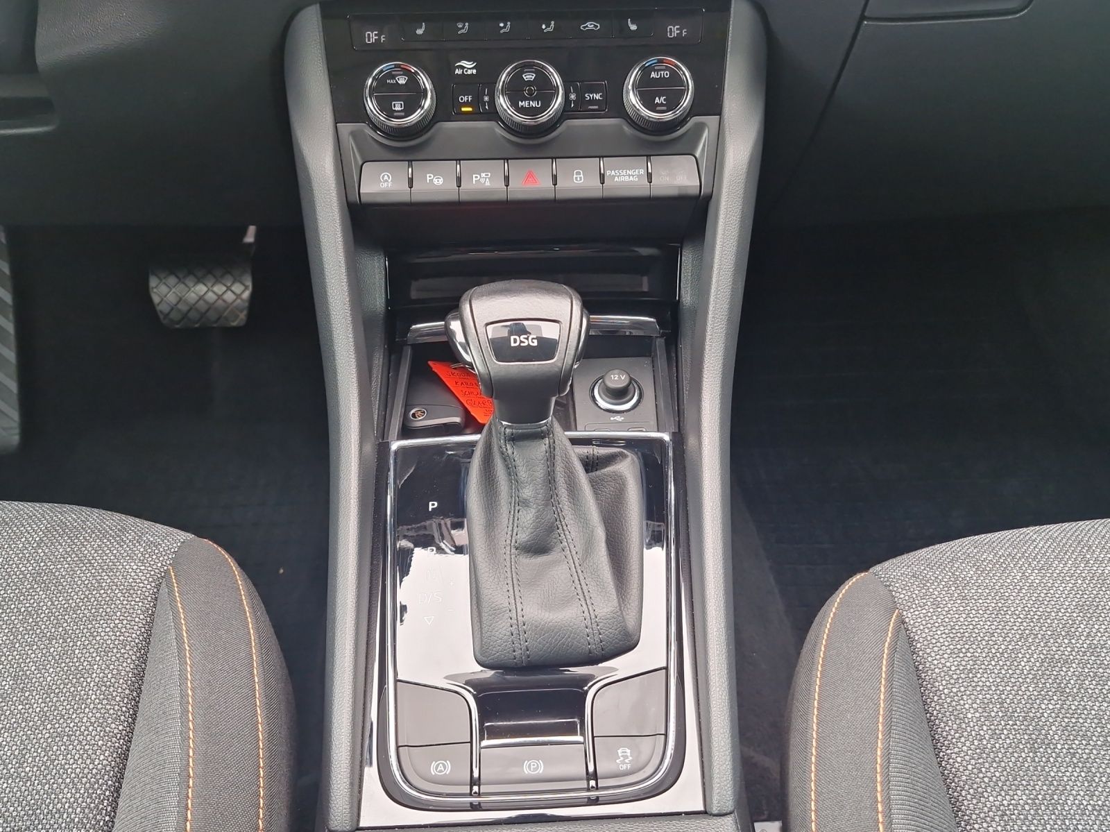 Fahrzeugabbildung SKODA Karoq Clever 1.5 TSI DSG LED Navi ACC AHK 4xSHZ