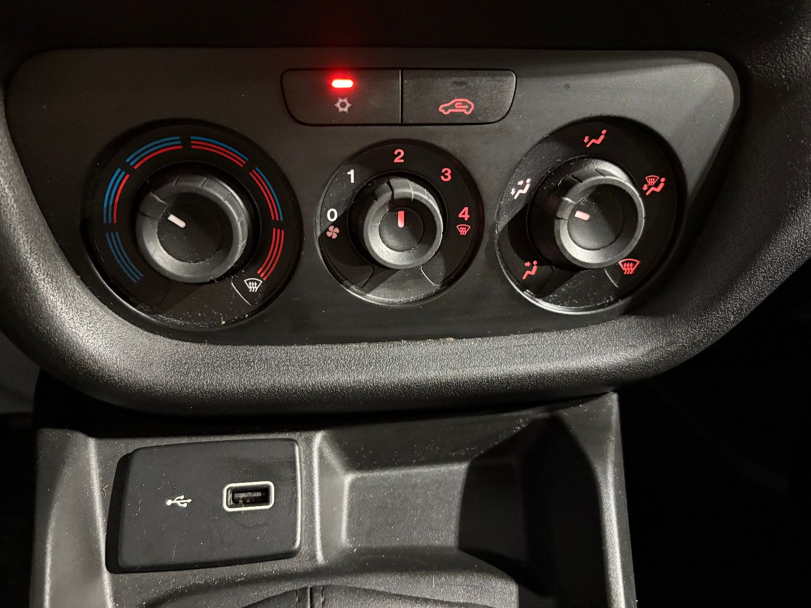 Fahrzeugabbildung Fiat Doblo SX Kasten/3-SITZ/PDC/KLIMA/TEMPOMAT