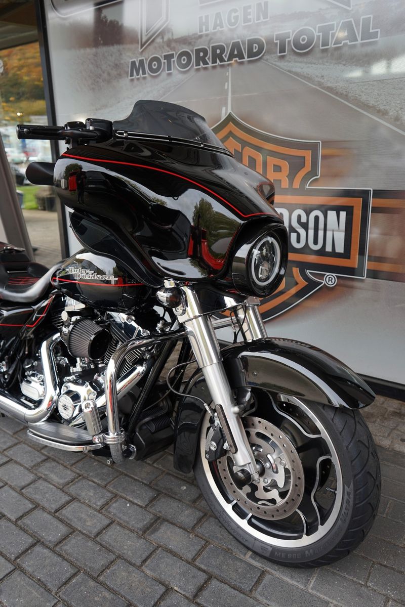 Fahrzeugabbildung Harley-Davidson Street Glide Bagger FLHX mit viel Zubehör