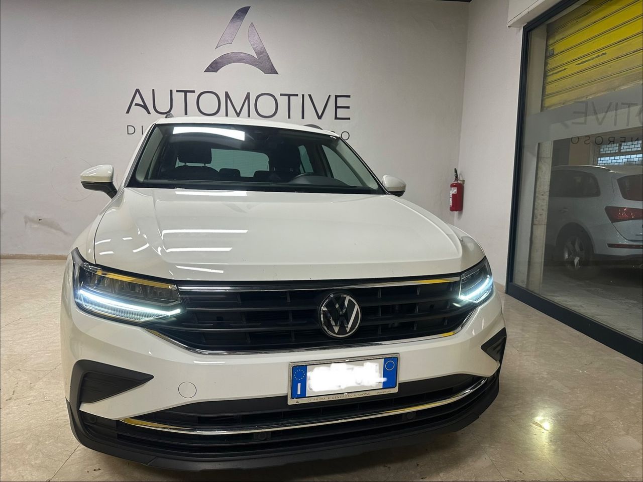 Volkswagen Tiguan - 1