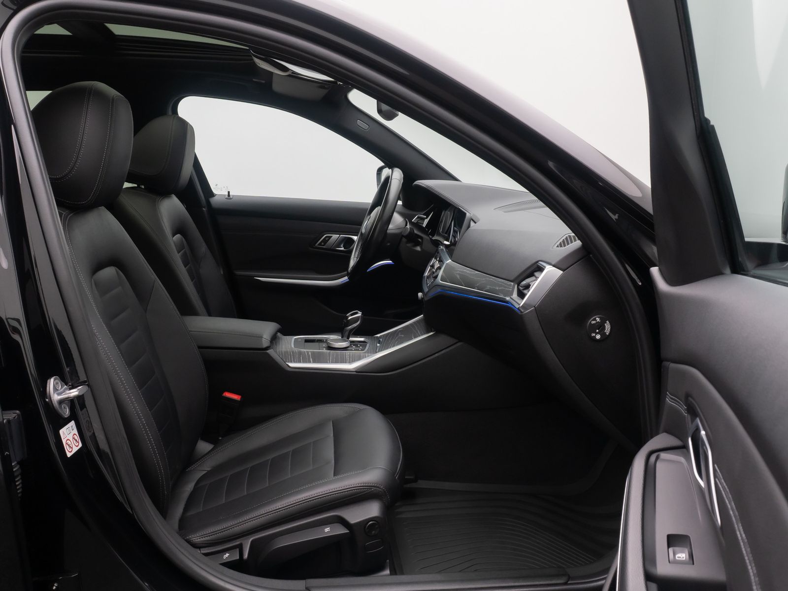 Fahrzeugabbildung BMW 330d xD Luxury Line HUD DAB Kamera AHK Panorama