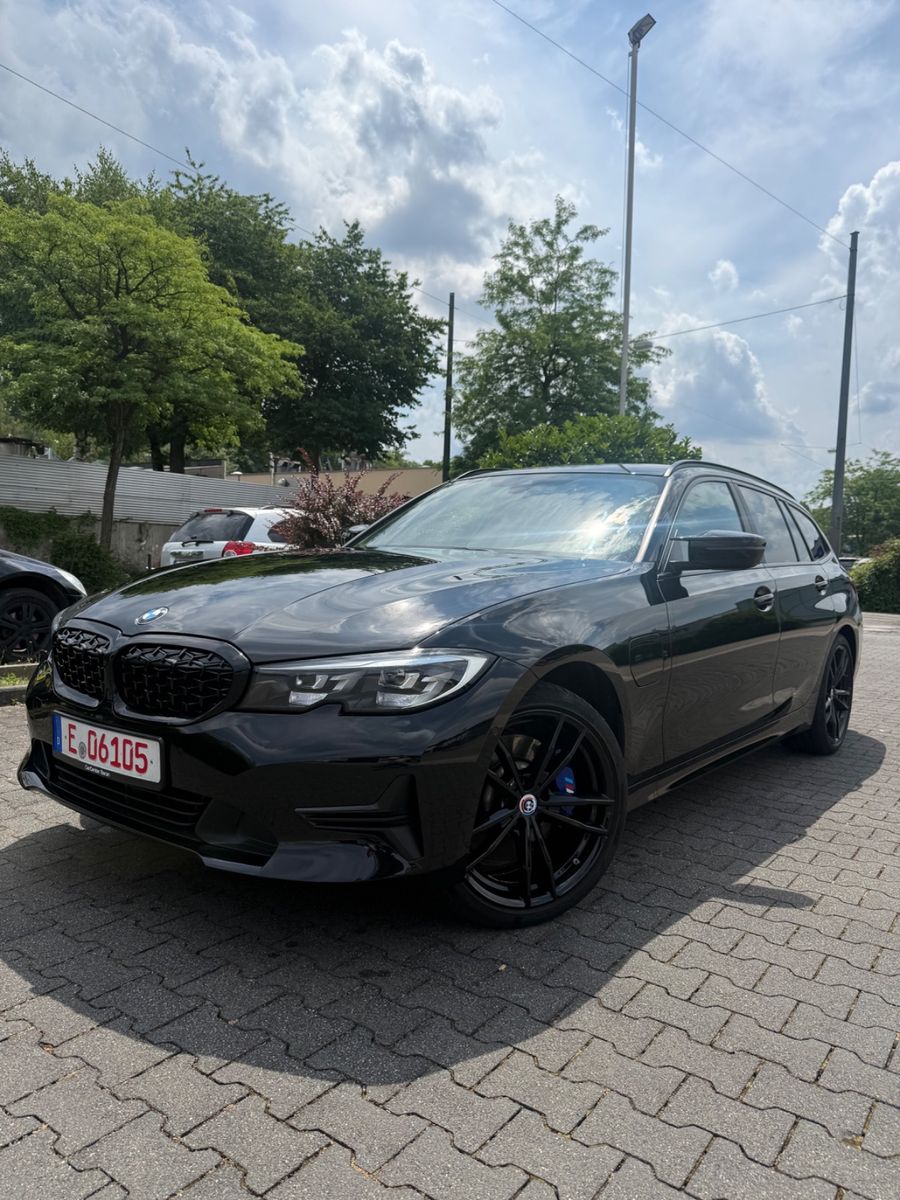 BMW 330e T M-SPORT TOTW CARPLAY