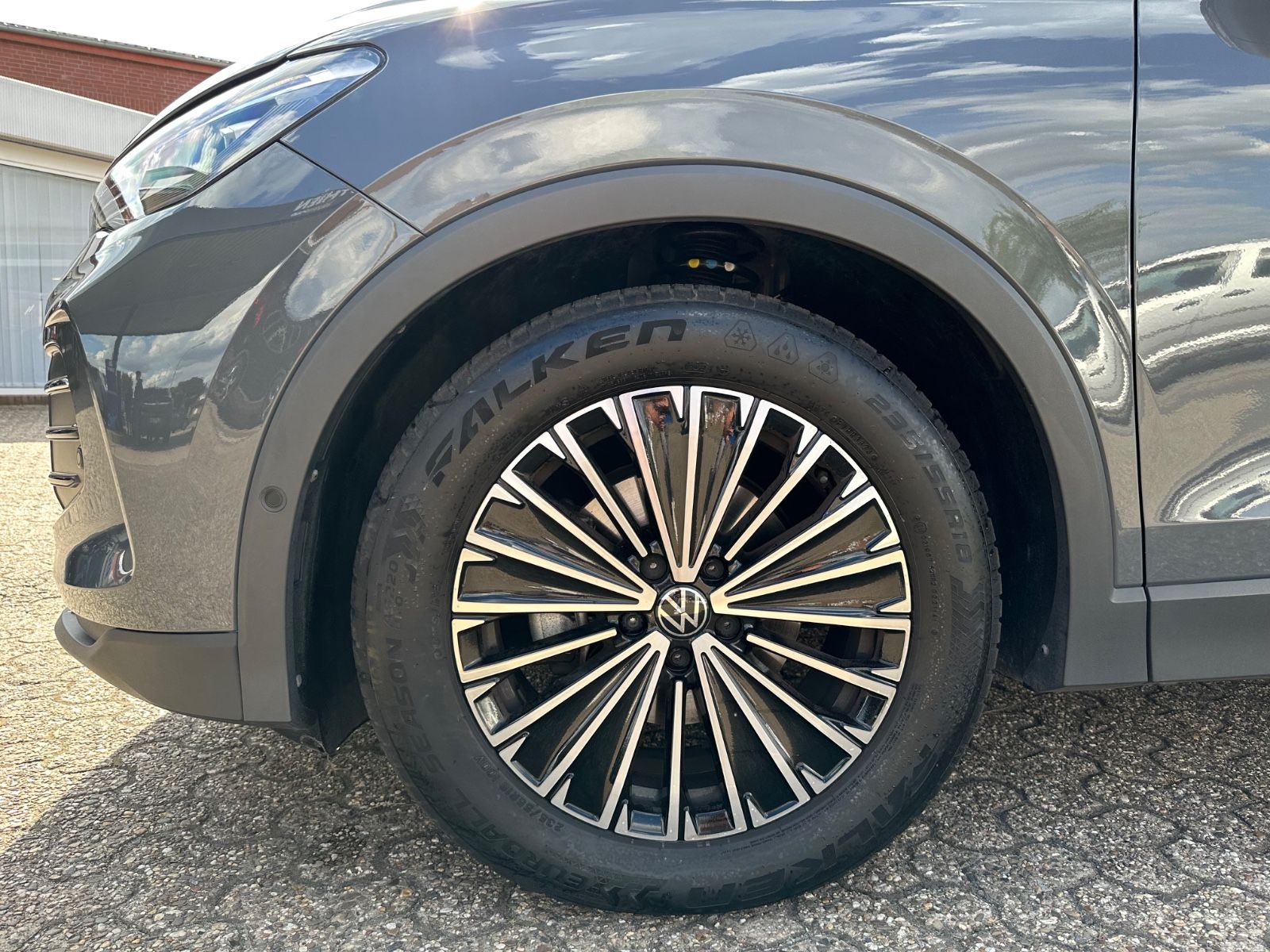 Fahrzeugabbildung Volkswagen Tiguan 1.5 eTSI Life DSG AHK/Navi/ACC/LED/SHZG