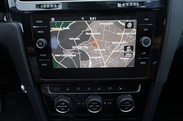 Fahrzeugabbildung Volkswagen Golf VII Variant TDI Join DSG Navi PDC SH LM