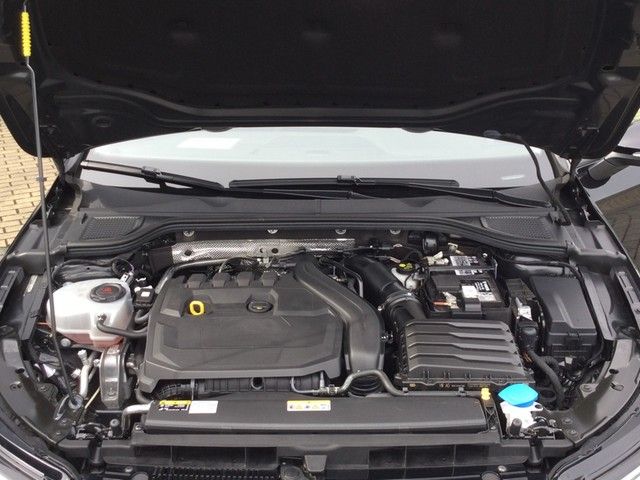 Fahrzeugabbildung Volkswagen Golf VIII TSI Life Standhzg. LED AHK Navi Pano A