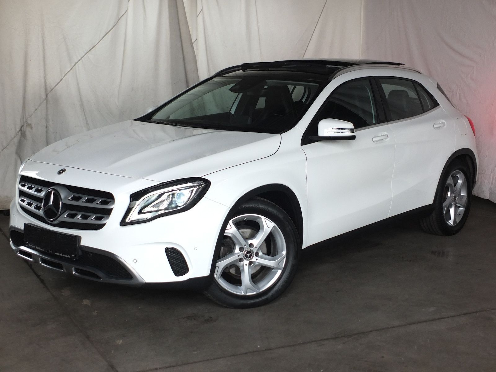MERCEDES-BENZ GLA 180 WM26: PANORAMADACH LED NAVI AHK 18 Zoll 