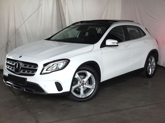 MERCEDES-BENZ GLA 180 WM26: PANORAMADACH LED NAVI AHK 18 Zoll 