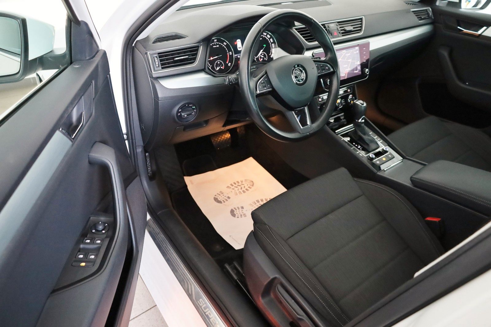 Fahrzeugabbildung SKODA Superb Combi Ambition Navi,Bi-Xenon,Kamera,SR+WR