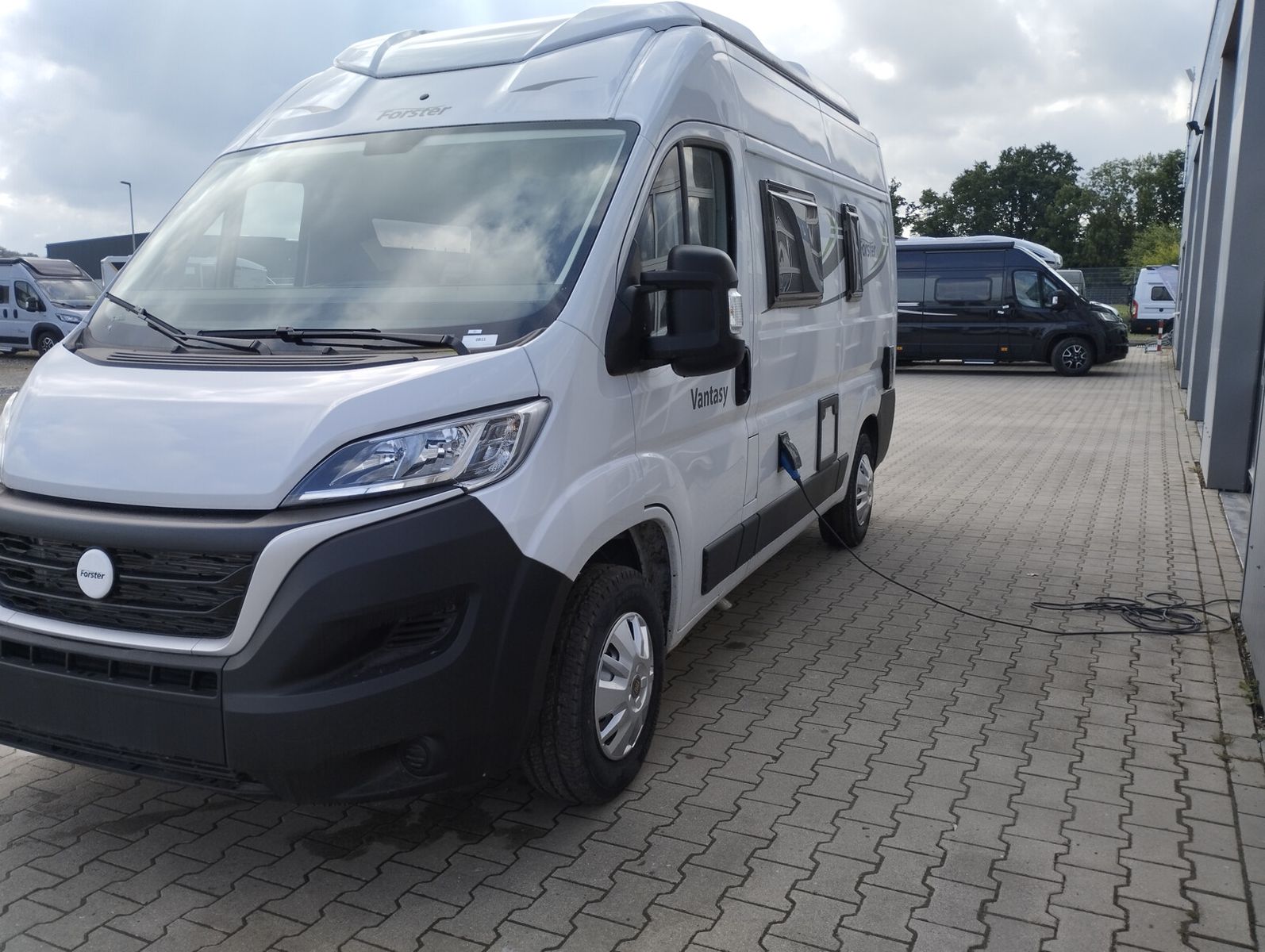 Fahrzeugabbildung Forster Vantasy 541 HB 140 PS mit Pop-Up Dach