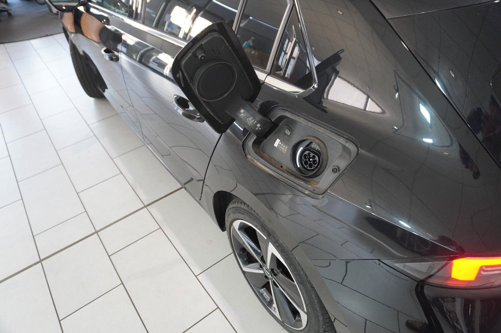 Fahrzeugabbildung Opel Astra L Lim. 1.6 HYBRID ELEGANCE NAVI/KAMERA/AHK