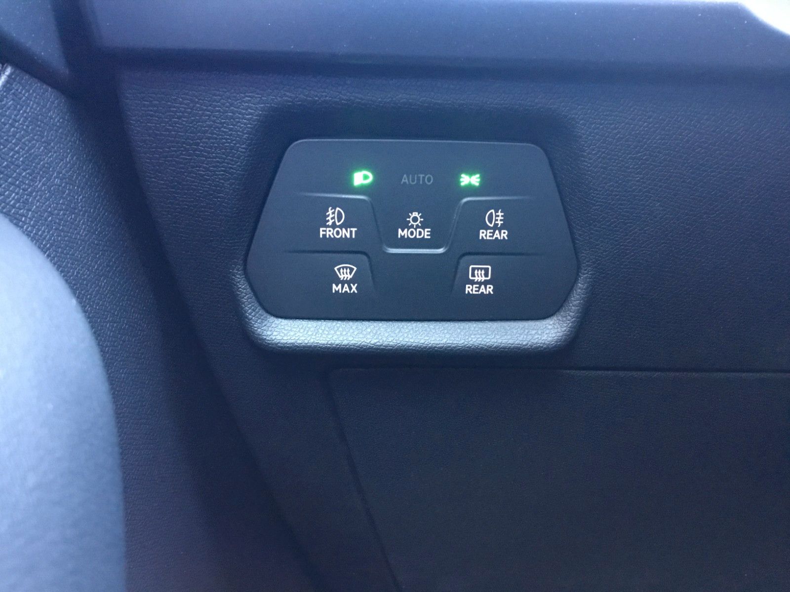 Fahrzeugabbildung CUPRA Leon 1.5 E-HYBRID DSG Sportstourer+AHK+Kamera+18