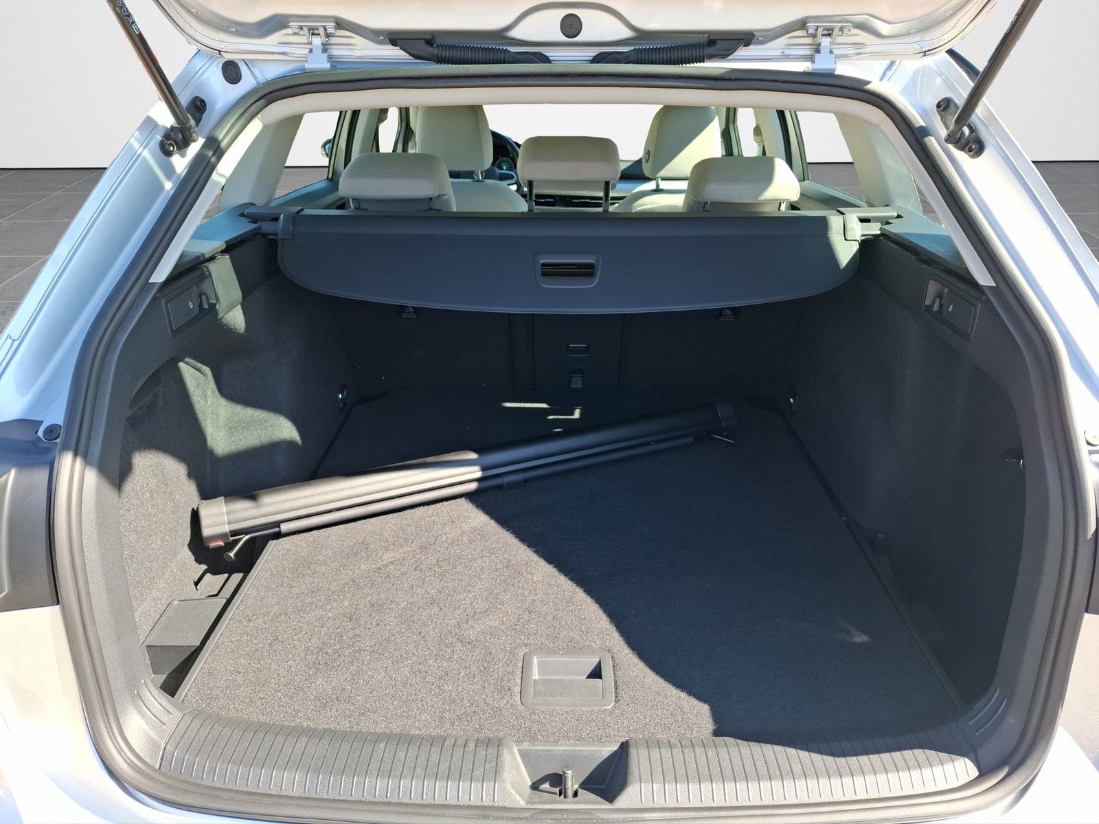 VW Golf VIII Variant 1.0 TSI Life KLIMA / NAVI / AH - Image 16