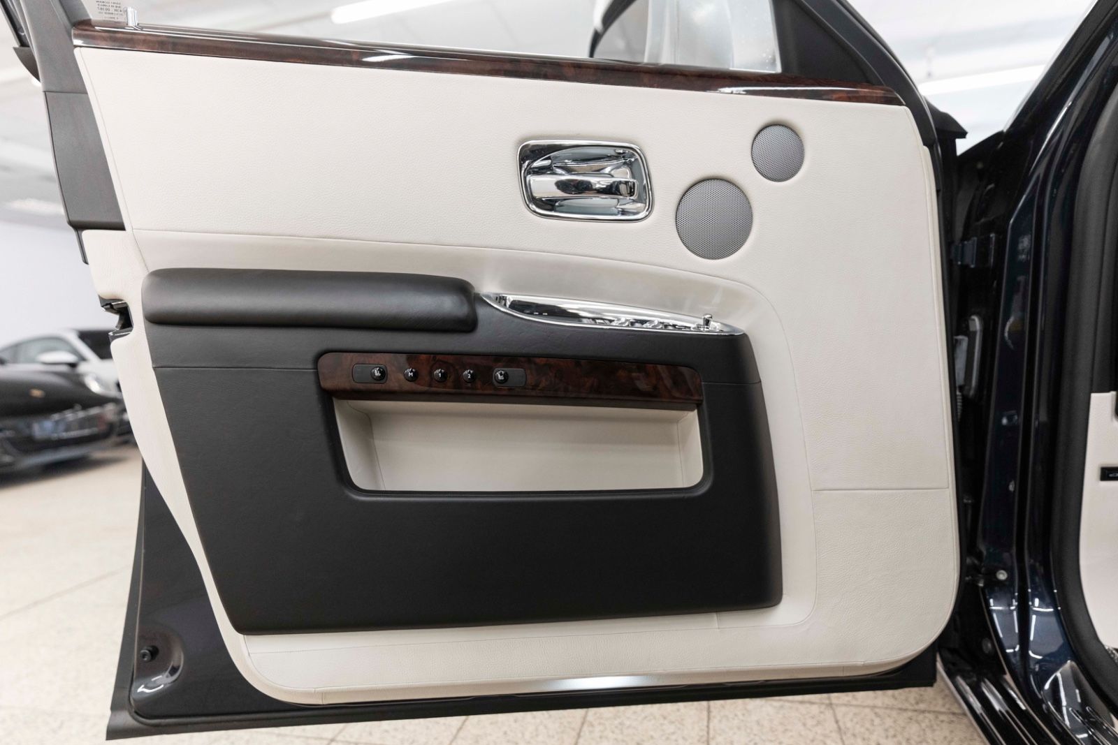 Fahrzeugabbildung Rolls-Royce Ghost V12 TWO TONE FACELIFT STERNHIMMEL KÜHLBOX