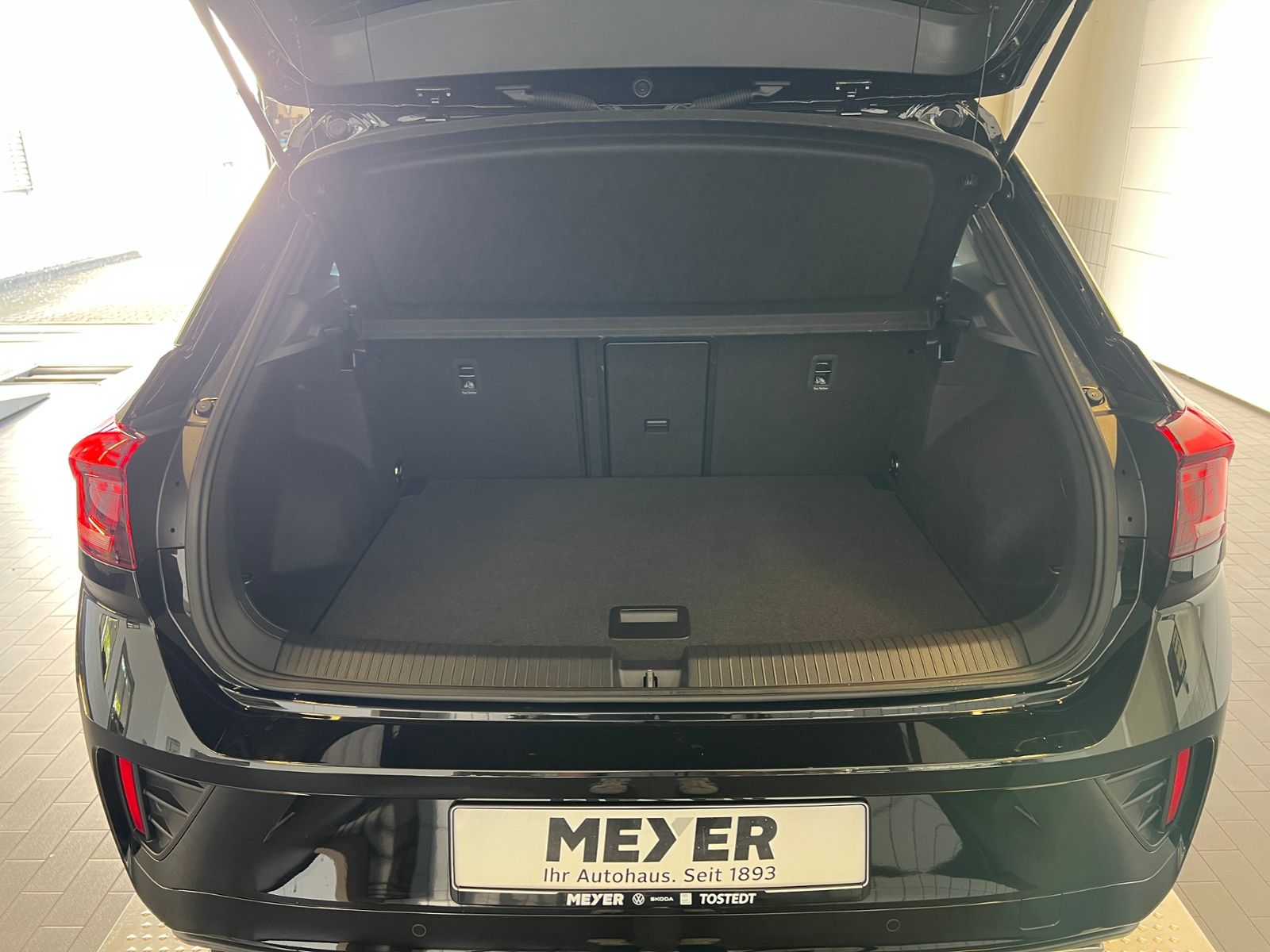 Fahrzeugabbildung Volkswagen T-Roc R-Line 1.5 TSI DSG *AHK, LED, Navi, Kamera