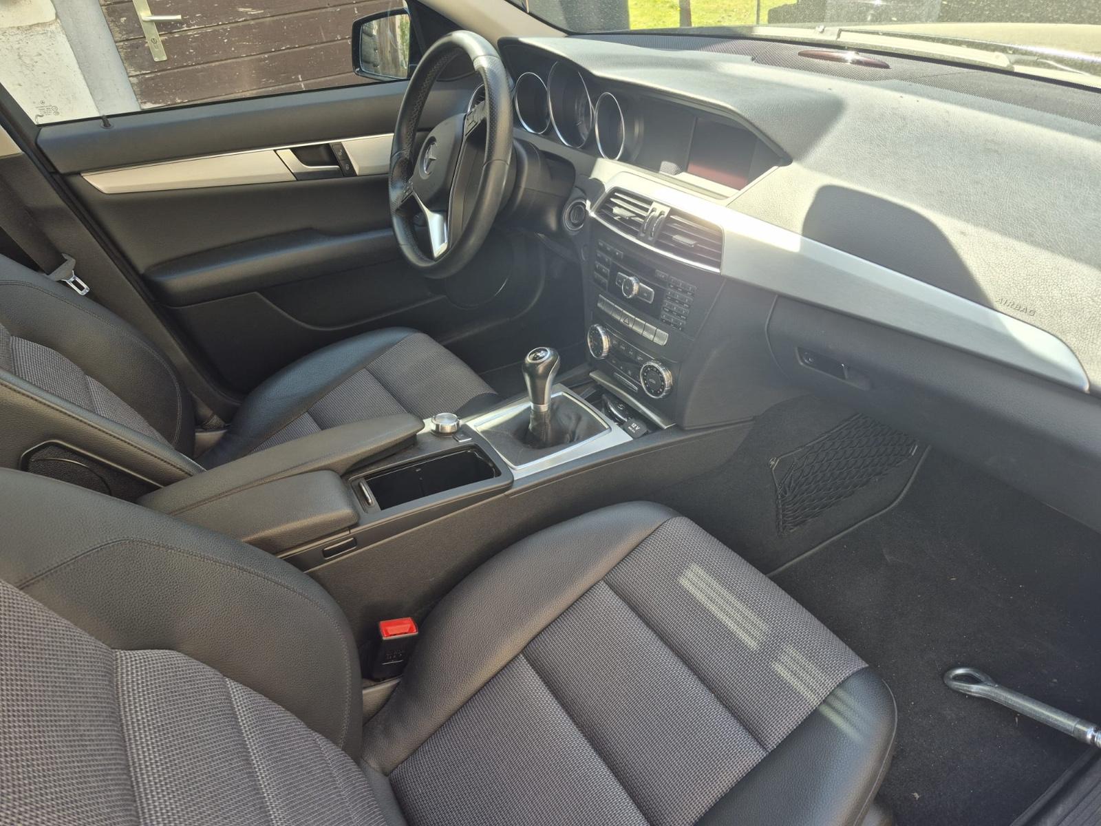 Mercedes-Benz C200 2011 — двигун 1.796 cm³, 184 HP (135kW)
