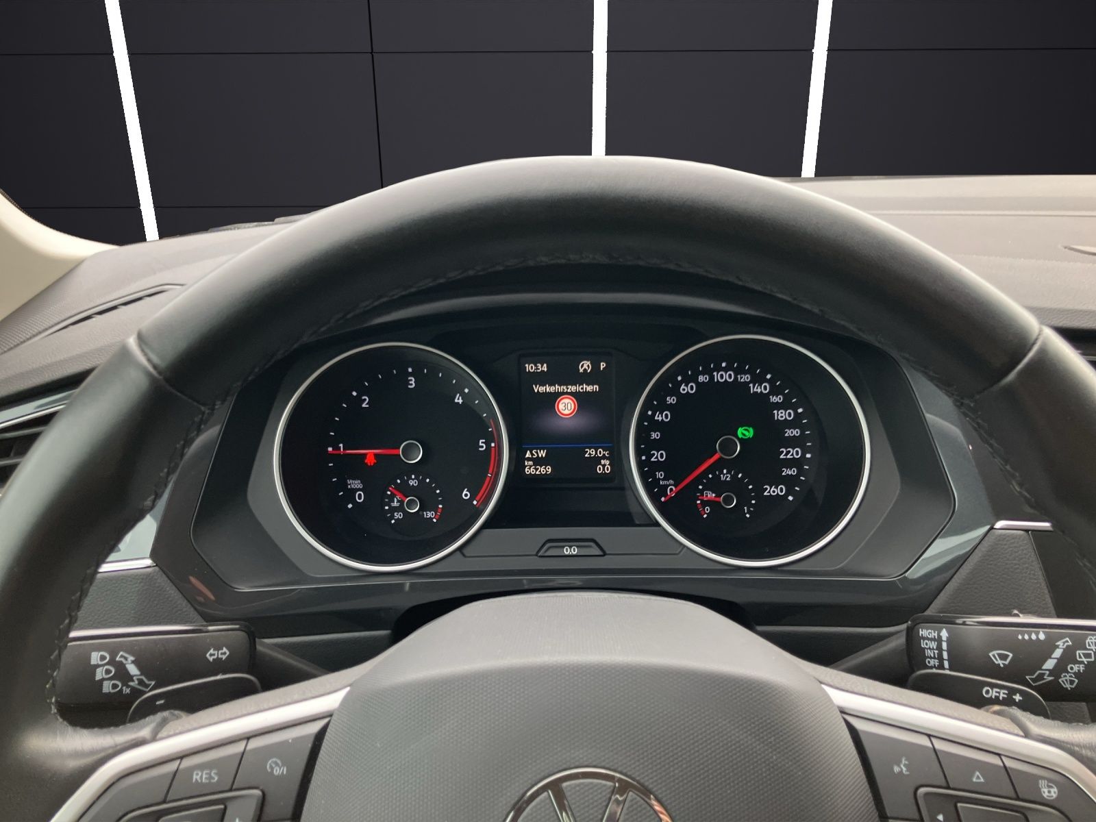 Fahrzeugabbildung Volkswagen Tiguan TDI Urban Sport DSG LED Navi ACC AHK PDC