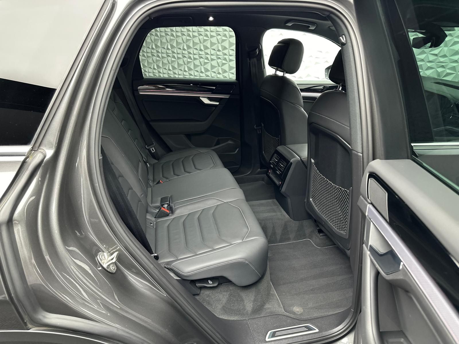 Fahrzeugabbildung Volkswagen TOUAREG 3.0 TDI R-LINE/4MOT/LUFT/STDHZ/PANO/AHK