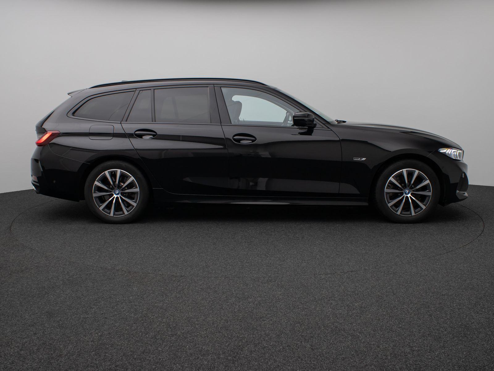 Fahrzeugabbildung BMW 330e Panorama Kamera HUD DAB HiFi Leder Sport