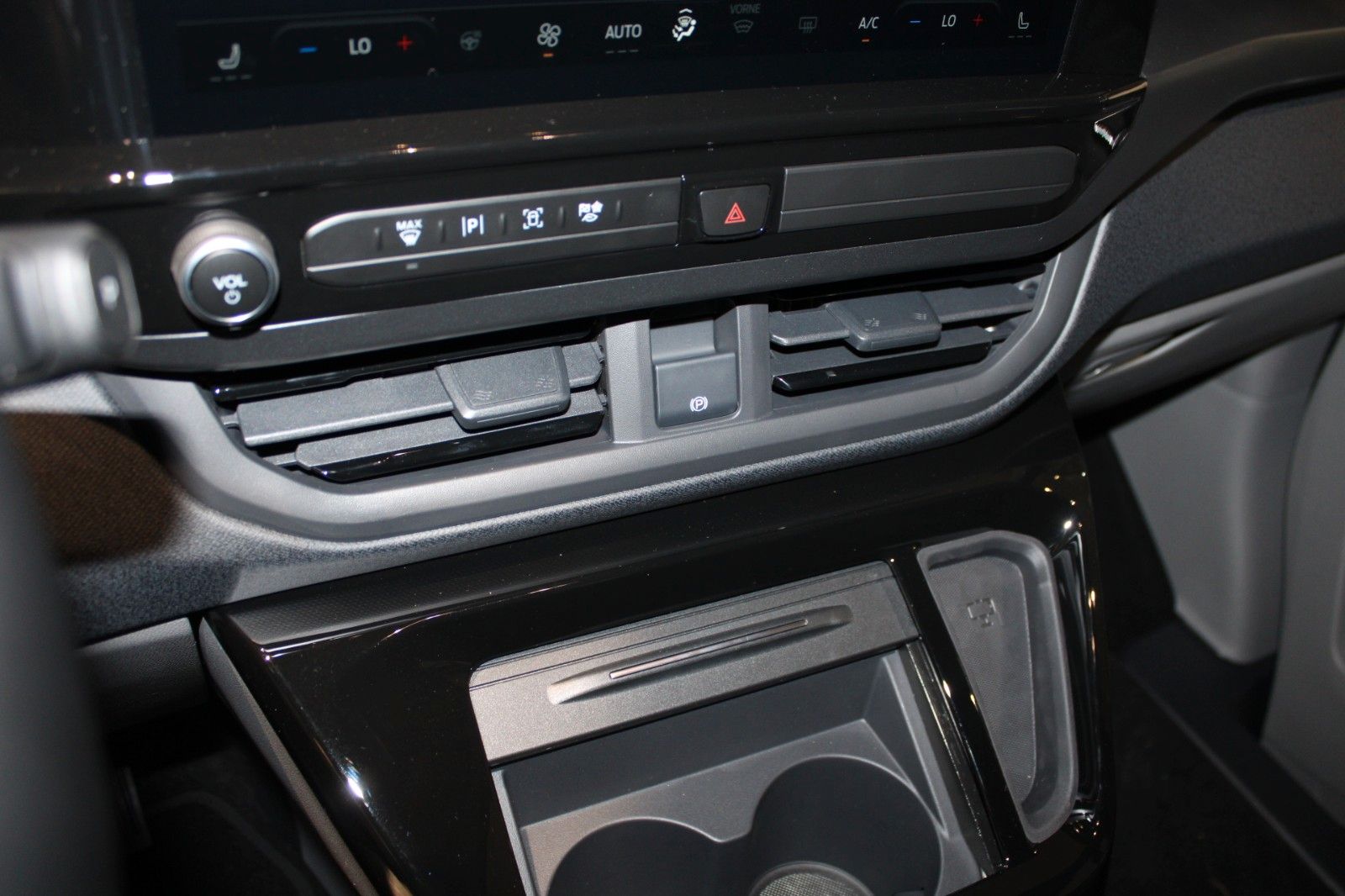 Fahrzeugabbildung Ford Tourneo Custom Automatik L1 SPORT mit AHK + GJR