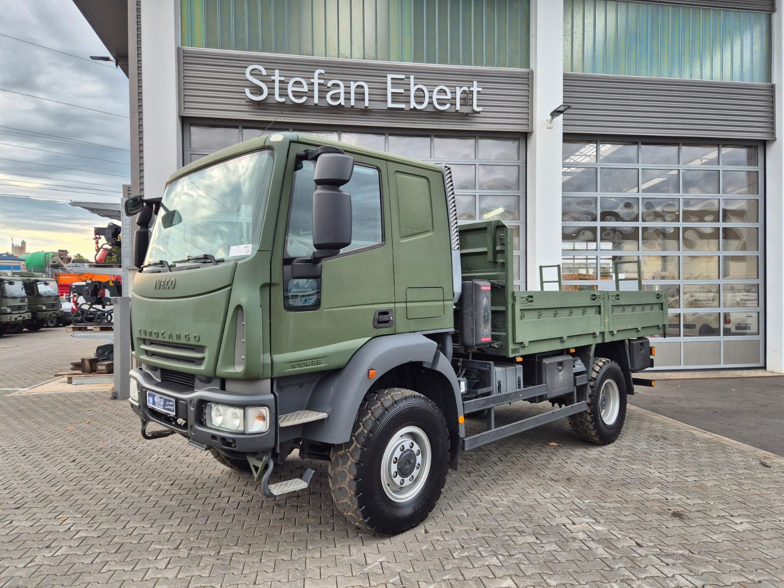 Fahrzeugabbildung Iveco Eurocargo ML100E22WM-BW 4x4 Pritsche L-Haus Bett