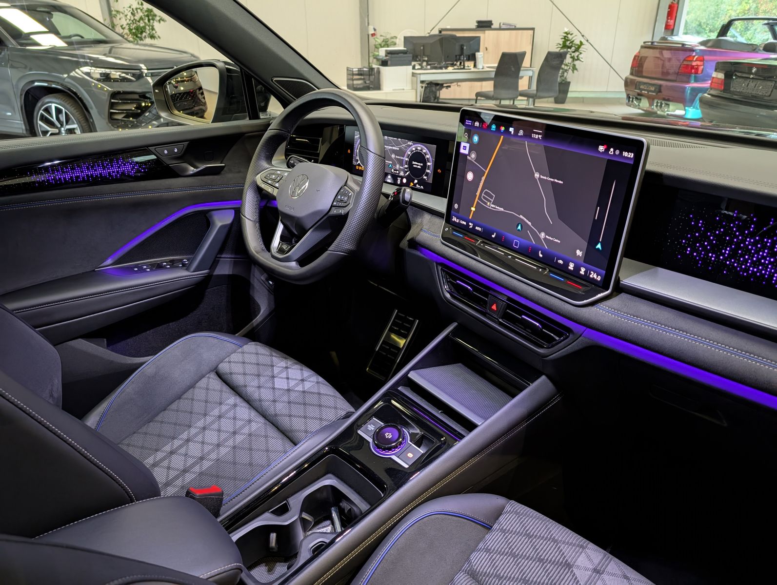 Fahrzeugabbildung Volkswagen Tayron 2.0TDI 4M R-Line 7-Sitz 360° H/K Pano AHK