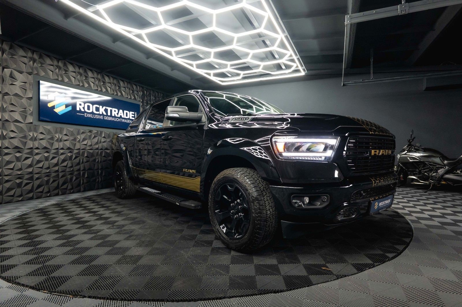 Fahrzeugabbildung Dodge RAM 5.7 V8 HEMI 4x4 OFFROAD Night GOLD EDITION