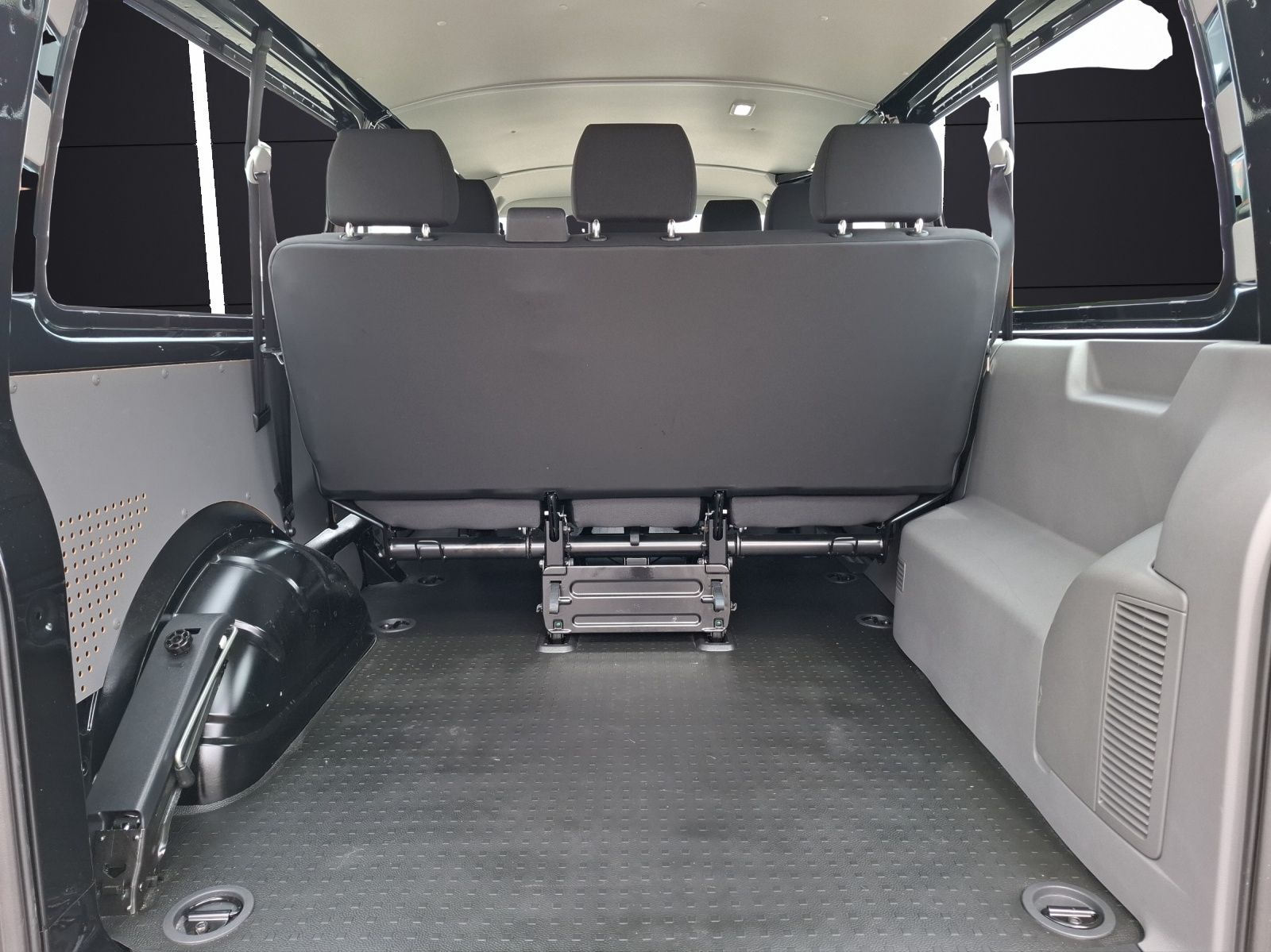 Fahrzeugabbildung Volkswagen T6 Kombi T6.1 TDI 8 Sitze LR LED Navi Klima