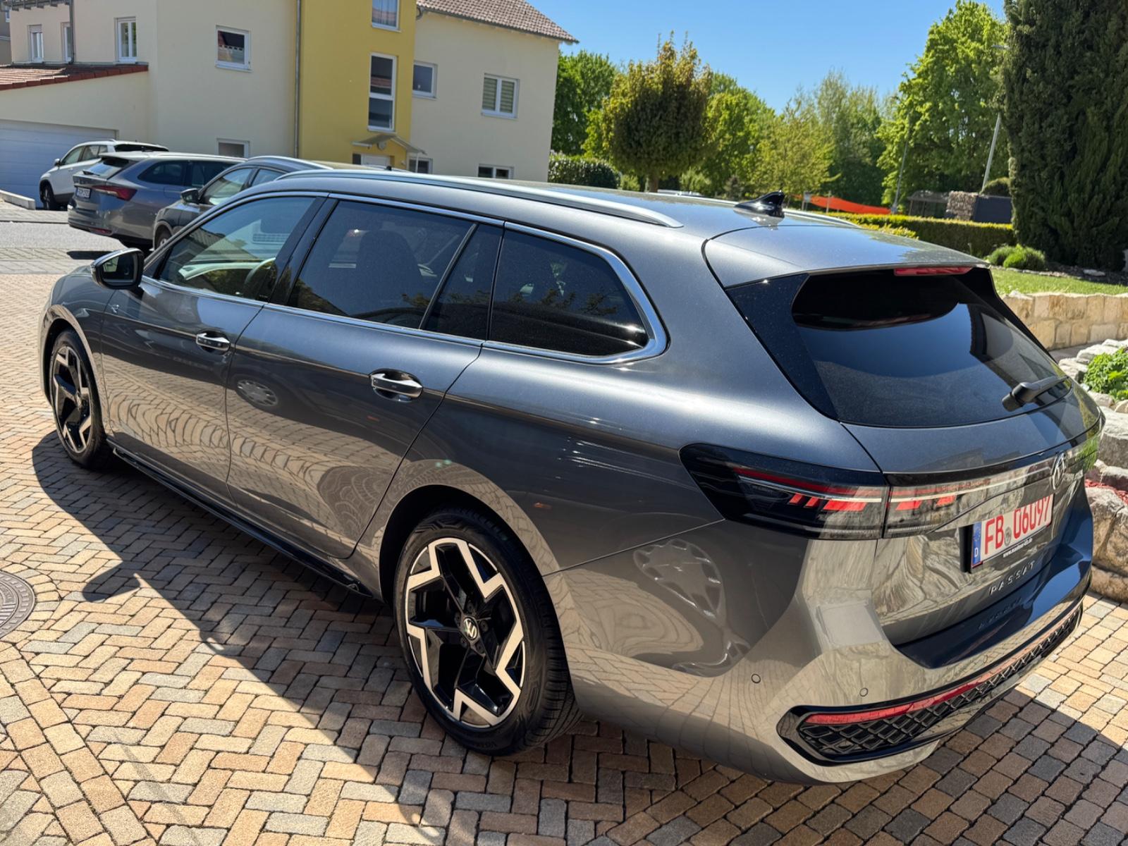 Volkswagen Passat Variant 2.0 TDI-R-line AHK-Massagesitz-