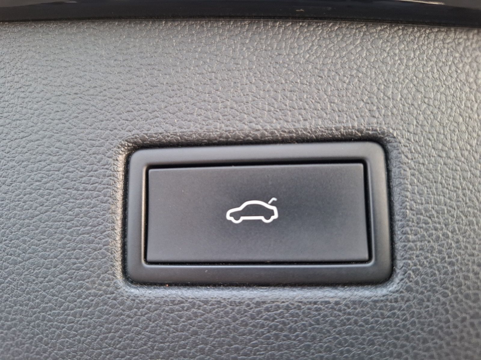 Fahrzeugabbildung Volkswagen Tiguan TDI Elegance 4M STH Matrix AHK Navi AID A