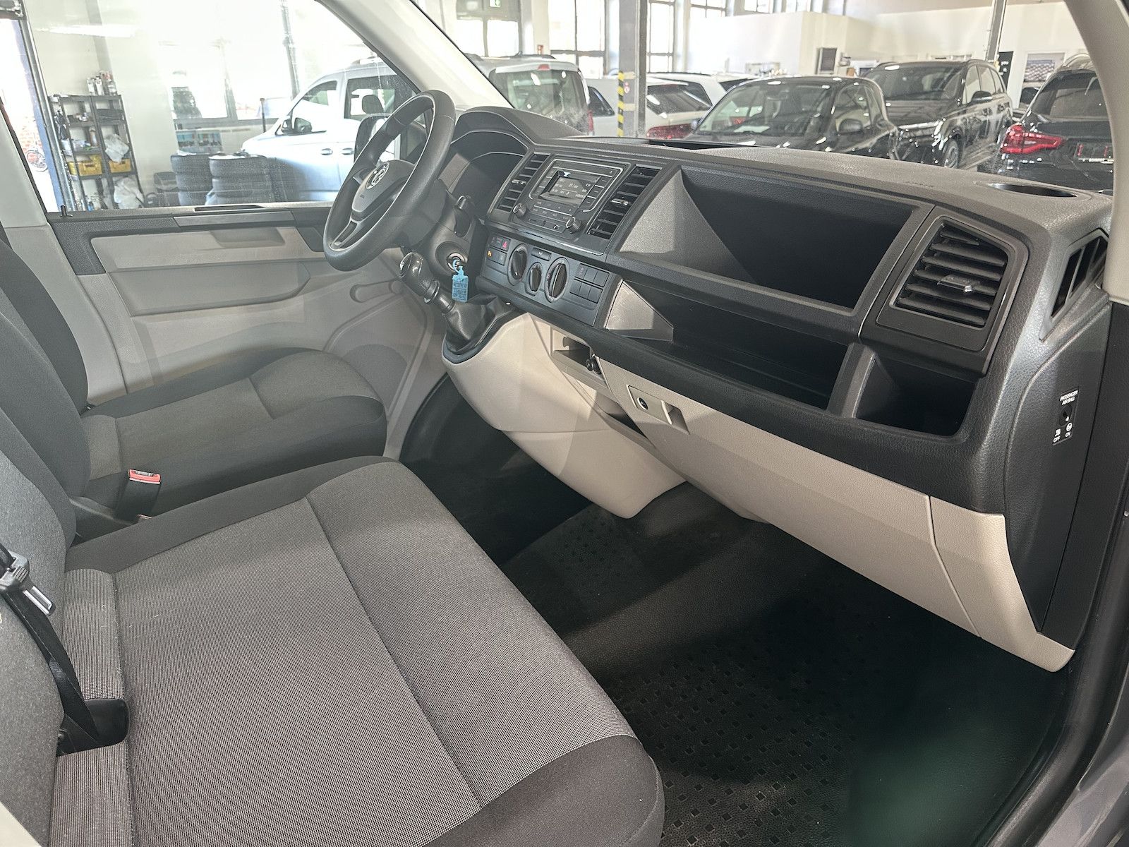 Fahrzeugabbildung Volkswagen T6 Kasten 2.0 TDI Kurz/1.Hd/U-Frei/3-Sitzer/PDC/