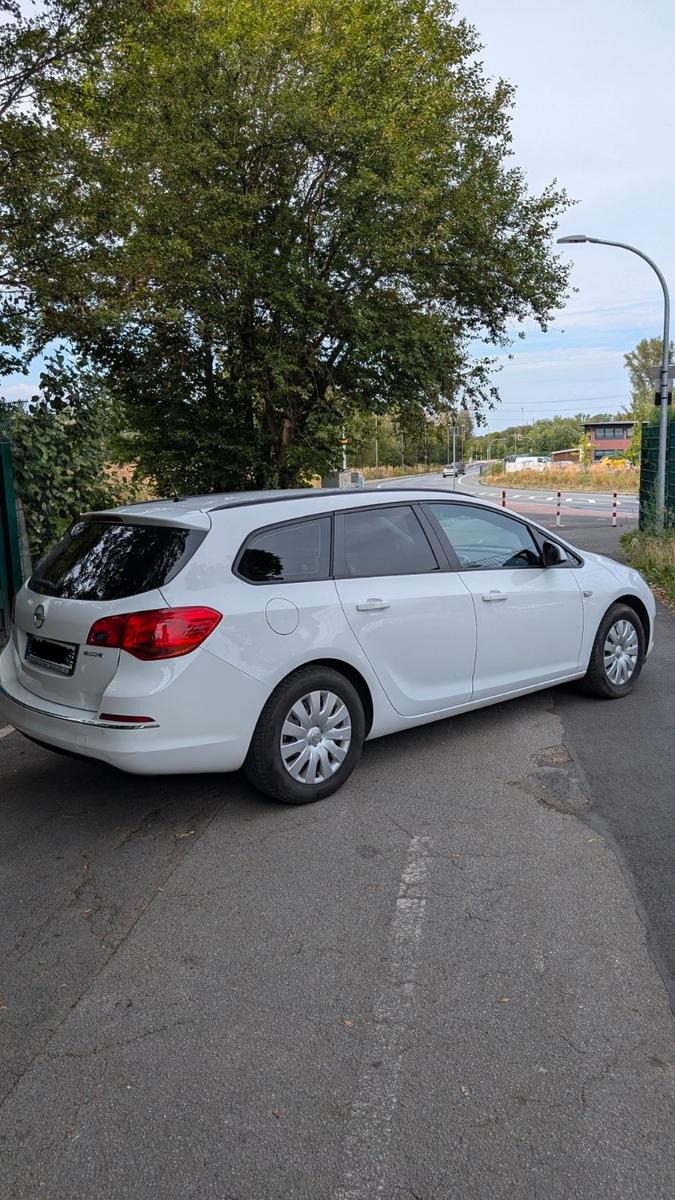 Opel Astra 2013 — interior