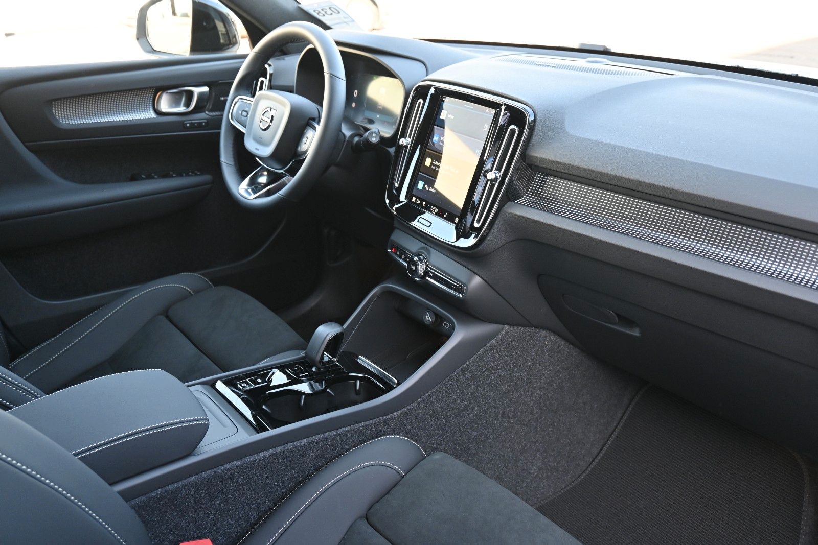 Fahrzeugabbildung Volvo XC40 B3 DKG Plus Dark*FSHZG*RFK*BLIS*ACC