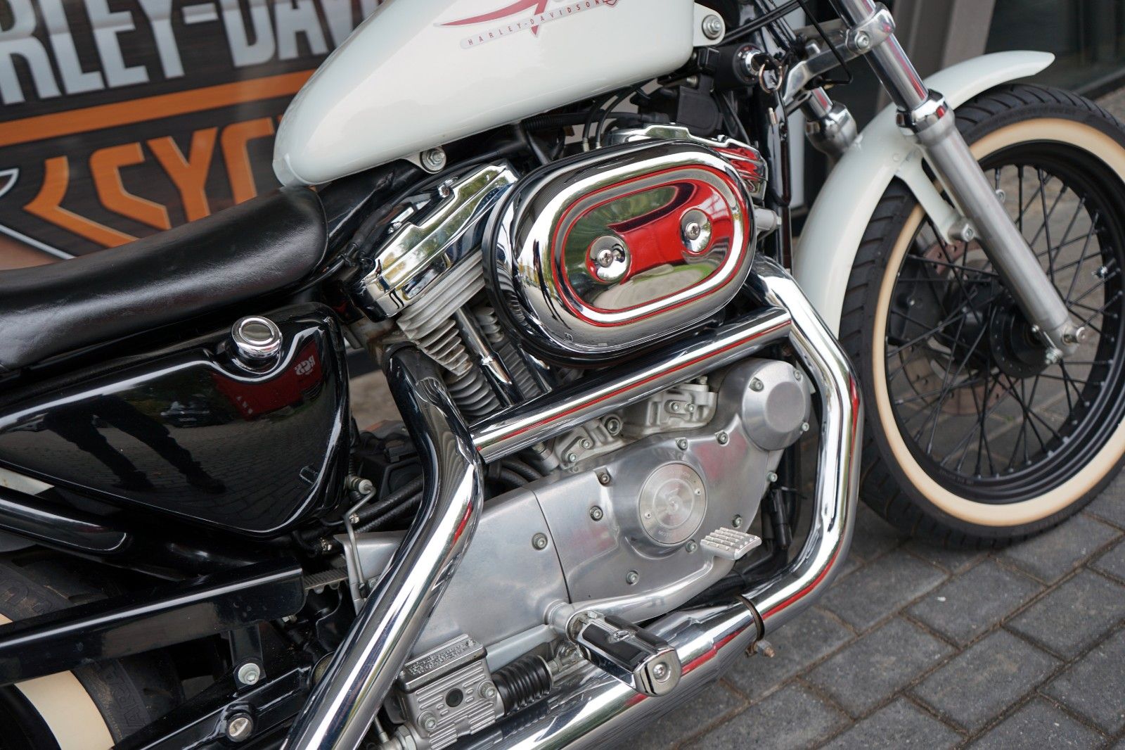 Fahrzeugabbildung Harley-Davidson Sportster XLH 883 Hugger-Weiß-Wenig KM-Neuwertig